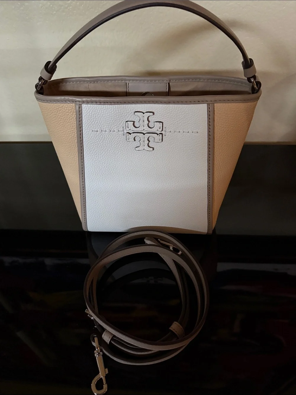 NWOT Tory Burch Small McGraw Top Handel Tan and White Pebbled Leather Crossbody